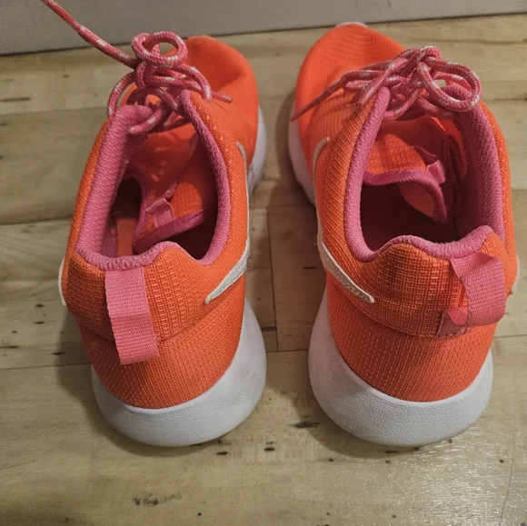 Girl's NIKE 'Roshe One' Sz 7Y US Runners Shoes Orange Pink - Picture 8 of 8